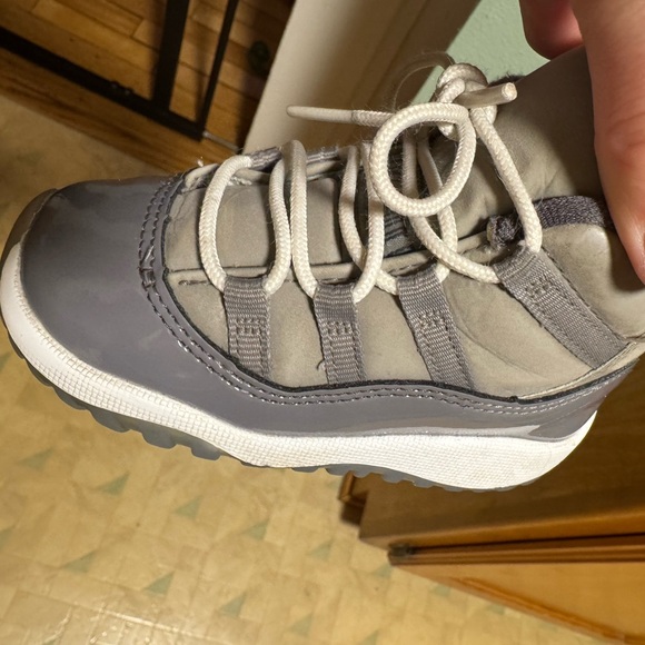 Jordan 11 cool Grey size 6c - Picture 2 of 4